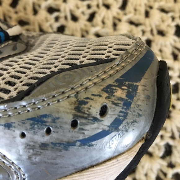 Athletic_Shoes